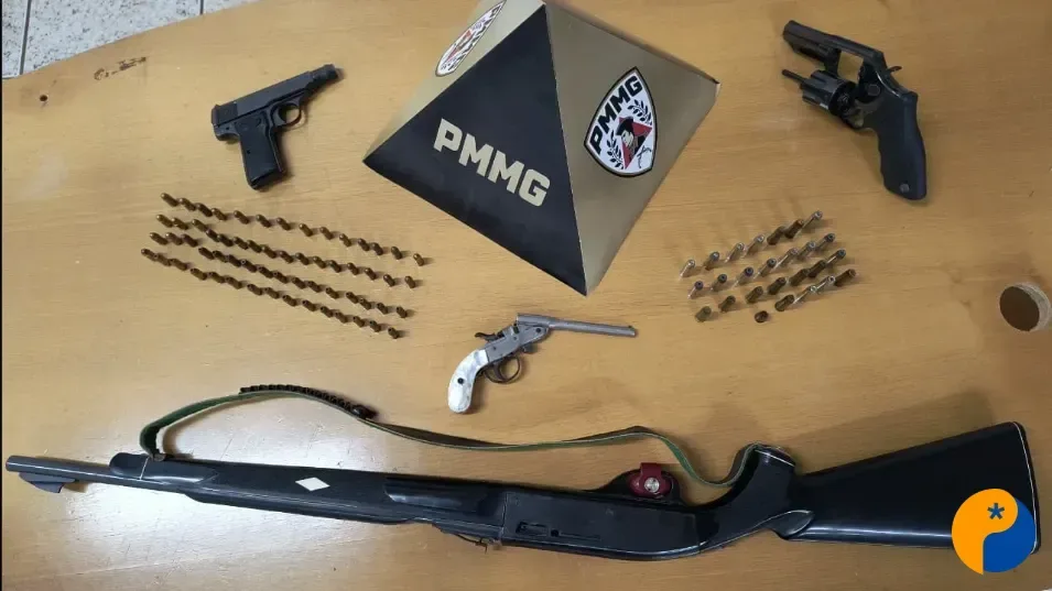 Denúncia de violência doméstica termina com casal preso e quatro armas apreendidas em Arapuá 
