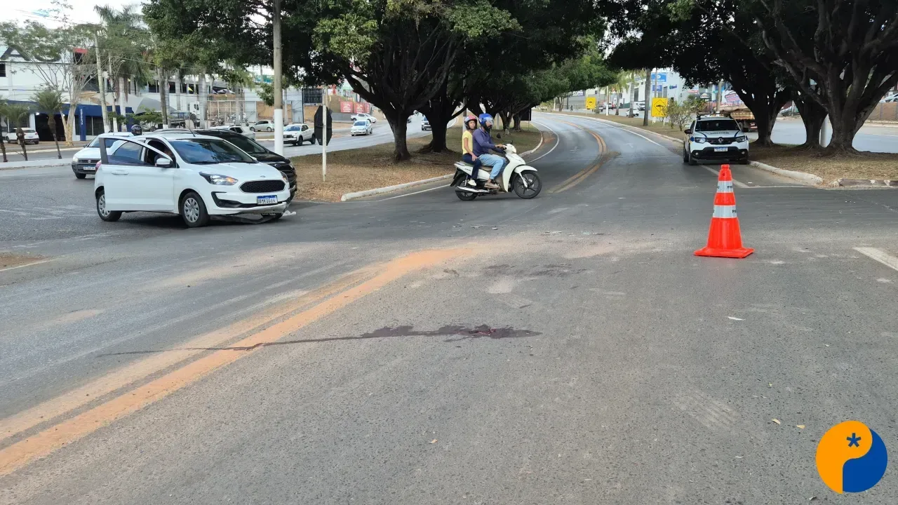 Motociclista fica gravemente ferida após colisão entre carro e moto na Avenida JK, em Patos de Minas