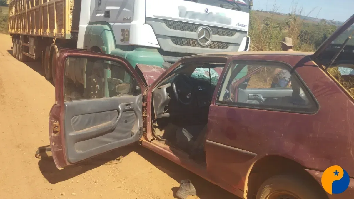 Acidente entre caminhão-trator e carro deixa dois feridos em estrada rural de Patrocínio