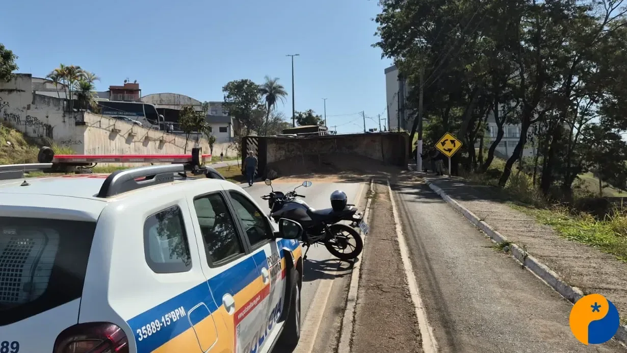 Carreta carregada com 47 toneladas de areia tomba na Avenida JK, em Patos de Minas