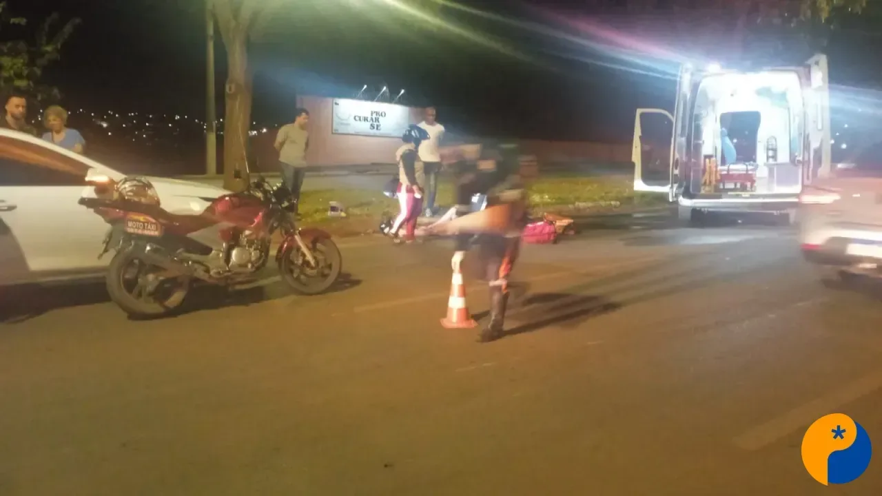 Casal fica ferido após colisão entre motocicleta e carro no prolongamento da avenida Fátima Porto, em Patos de Minas