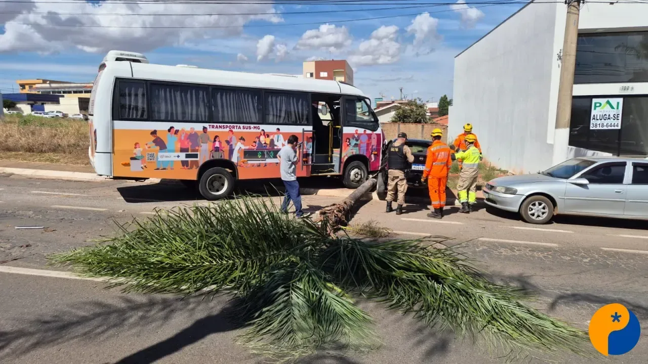 Micro-ônibus da Saúde atinge carros e causa transtornos em frente à Santa Casa de Patos de Minas