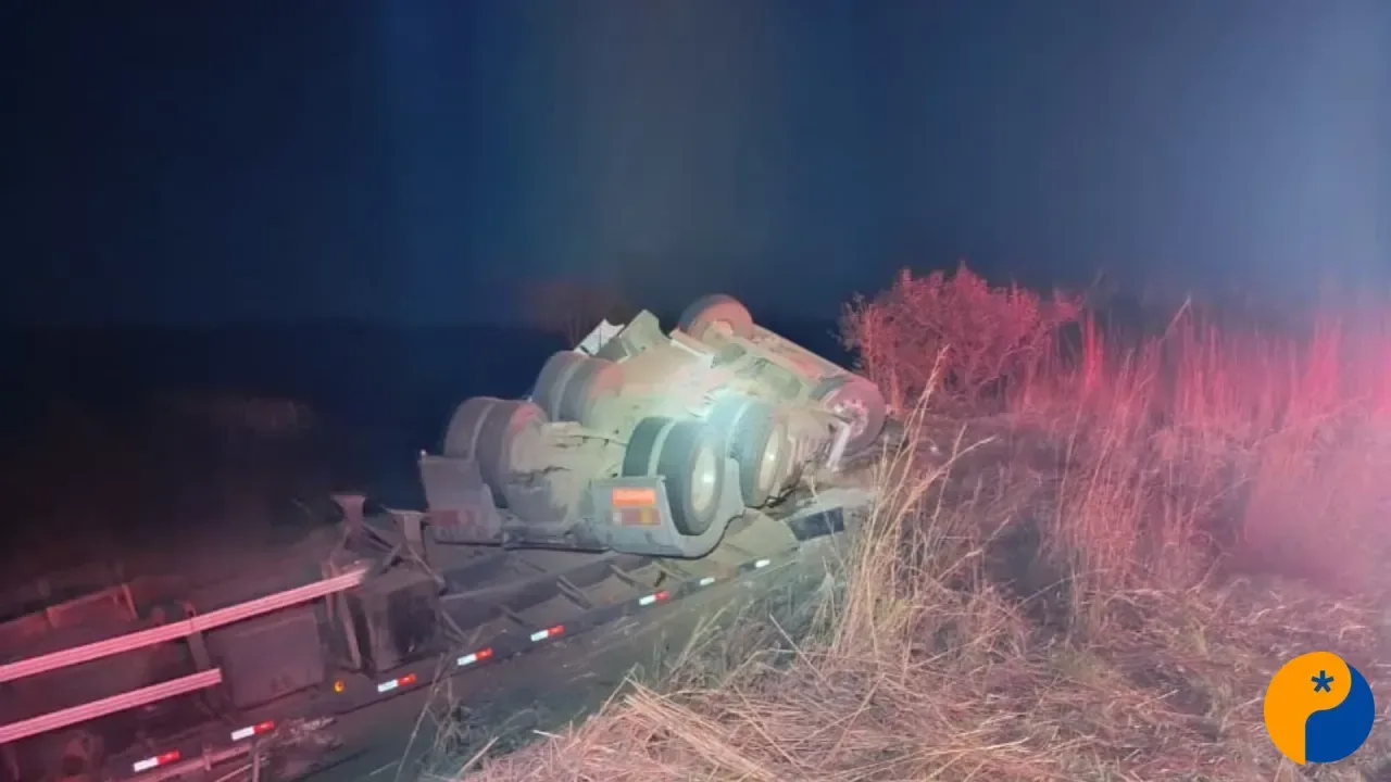 Motorista fica ferido após caminhão carregado de milho capotar na MG-188, em Coromandel