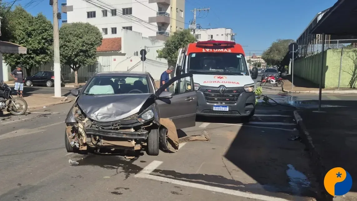 Carro avança parada obrigatória, bate em veículo e atinge três motos em Patos de Minas 