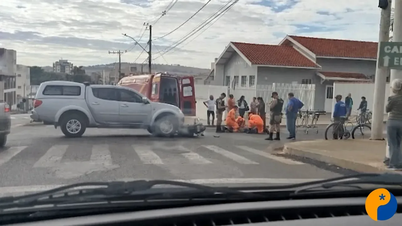 Motociclista fica ferida após caminhonete avançar em parada obrigatória no bairro Céu Azul 