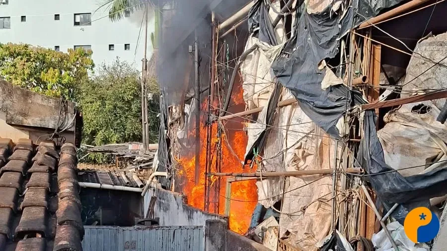 Incêndio atinge depósito de materiais recicláveis no Centro de Patos de Minas