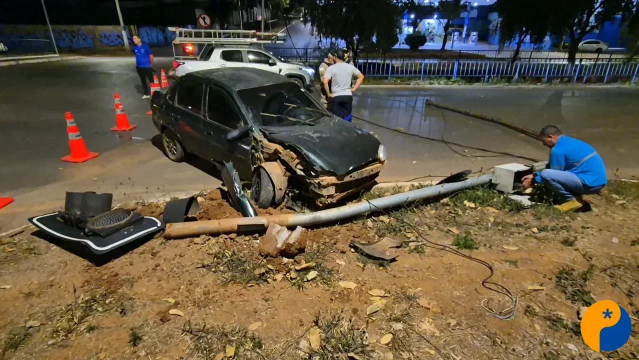 Motorista perde controle após falha nos freios e derruba poste na Avenida Fátima Porto
