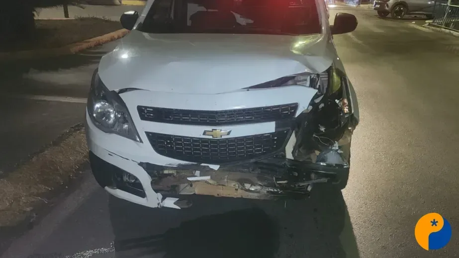 Motorista avança sinal vermelho e provoca acidente em cruzamento da Avenida Fátima Porto