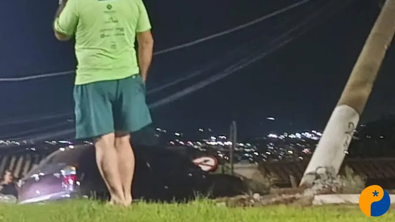 Motorista abandona carro e foge a pé após bater em poste na Avenida Marabá