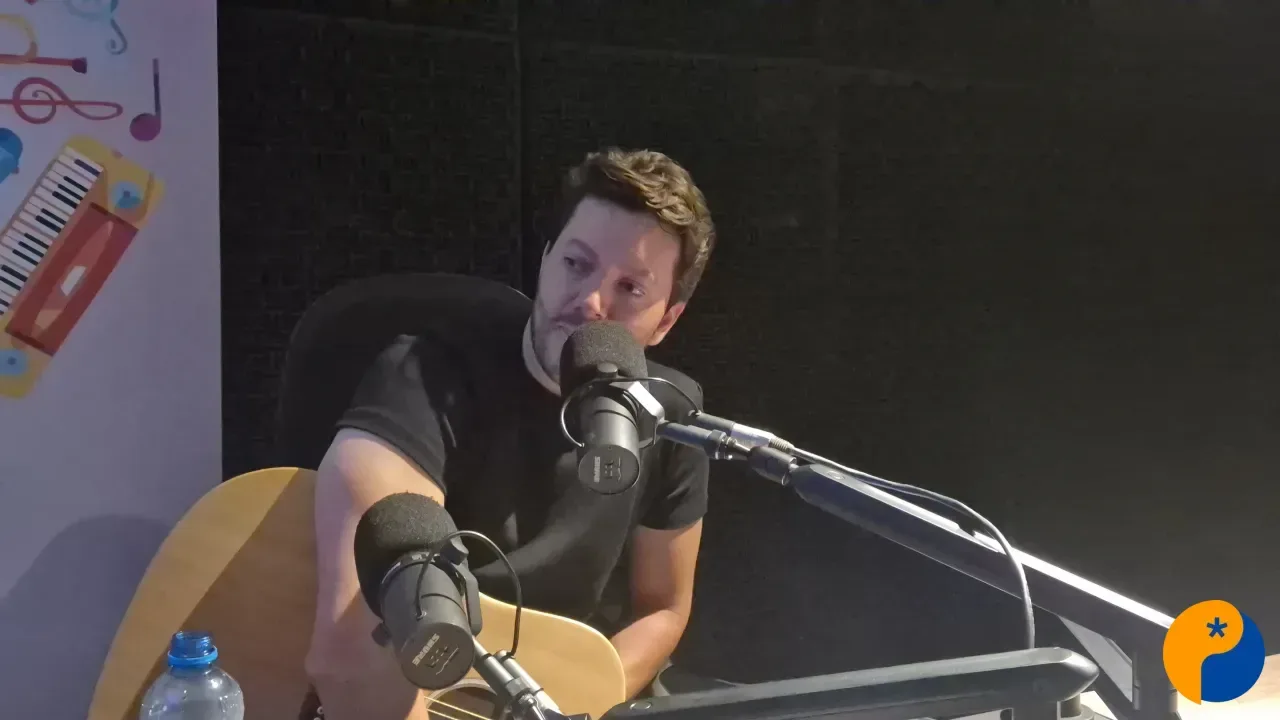 Cantor patense Evandro Jr. visita a NTV e a Nossa FM para divulgar novo trabalho