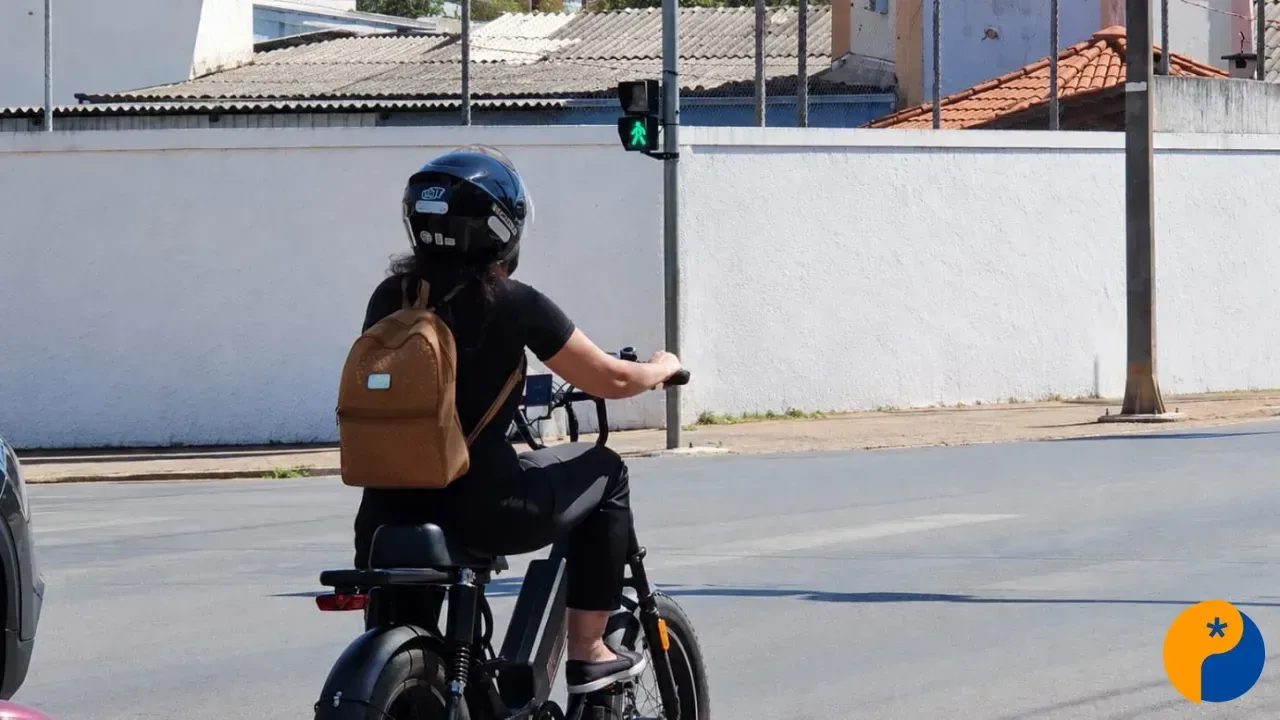 Bicicletas elétricas ganham espaço nas ruas, mas falta de segurança aumenta riscos de acidentes