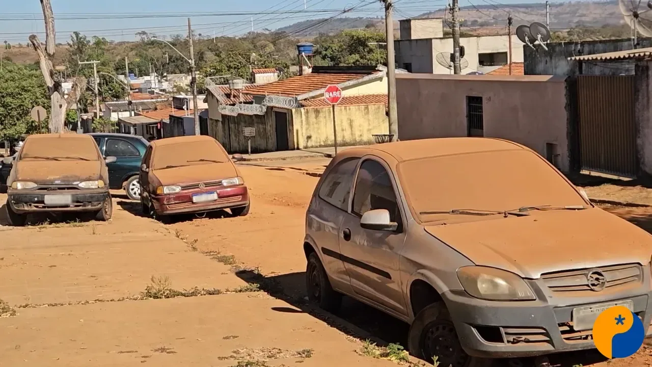 Morador de Patos de Minas reclama de sujeira após obra da Copasa no bairro Santa Luzia 