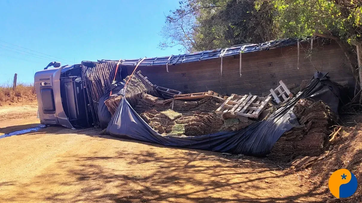 Caminhão carregado com grama tomba em estrada de acesso ao aterro sanitário em Patos de Minas