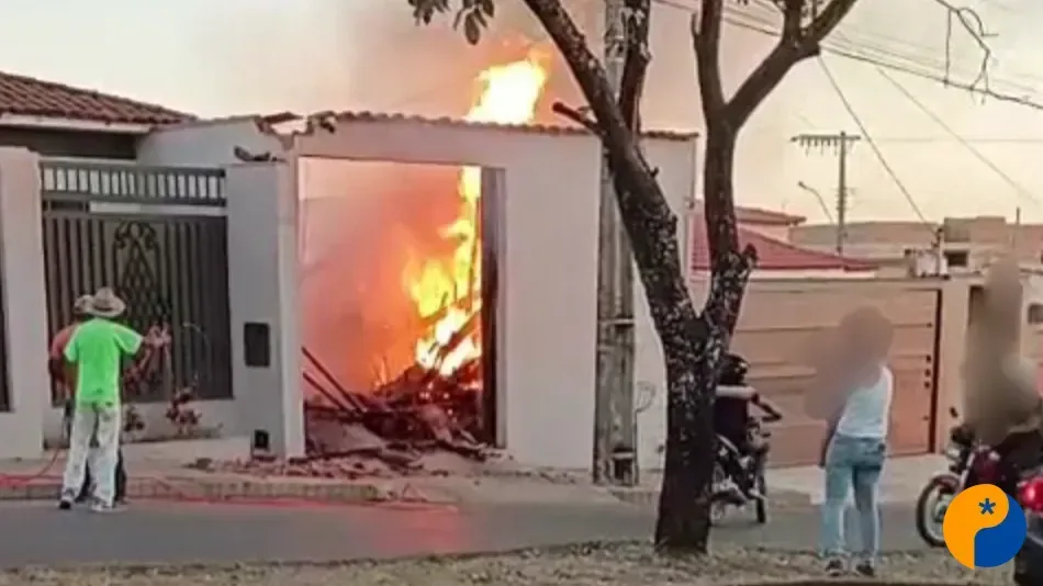 Incêndio atinge garagem de residência e mobiliza equipes em Carmo do Paranaíba