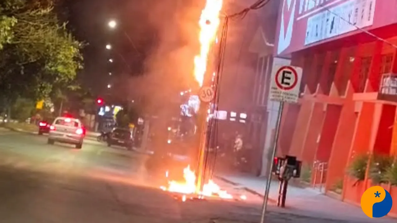 Chamas tomam poste na Avenida Paracatu
