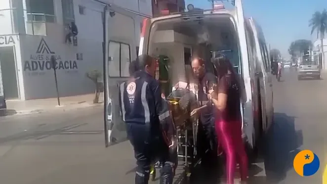 Homem de 40 anos fica ferido após colisão entre carro e moto no Centro de Patos de Minas