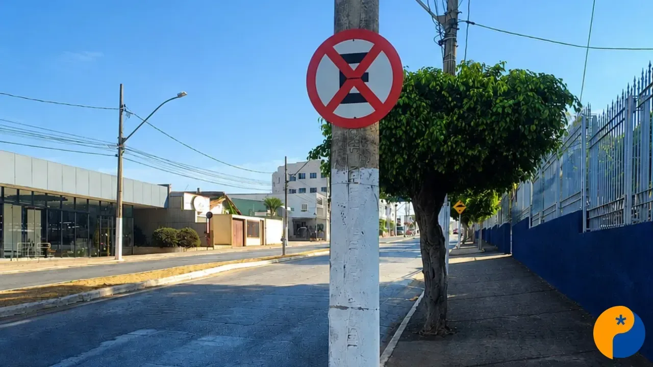 Rua Major Gote passa a ter proibição de parada em trecho próximo à Praça Champagnat