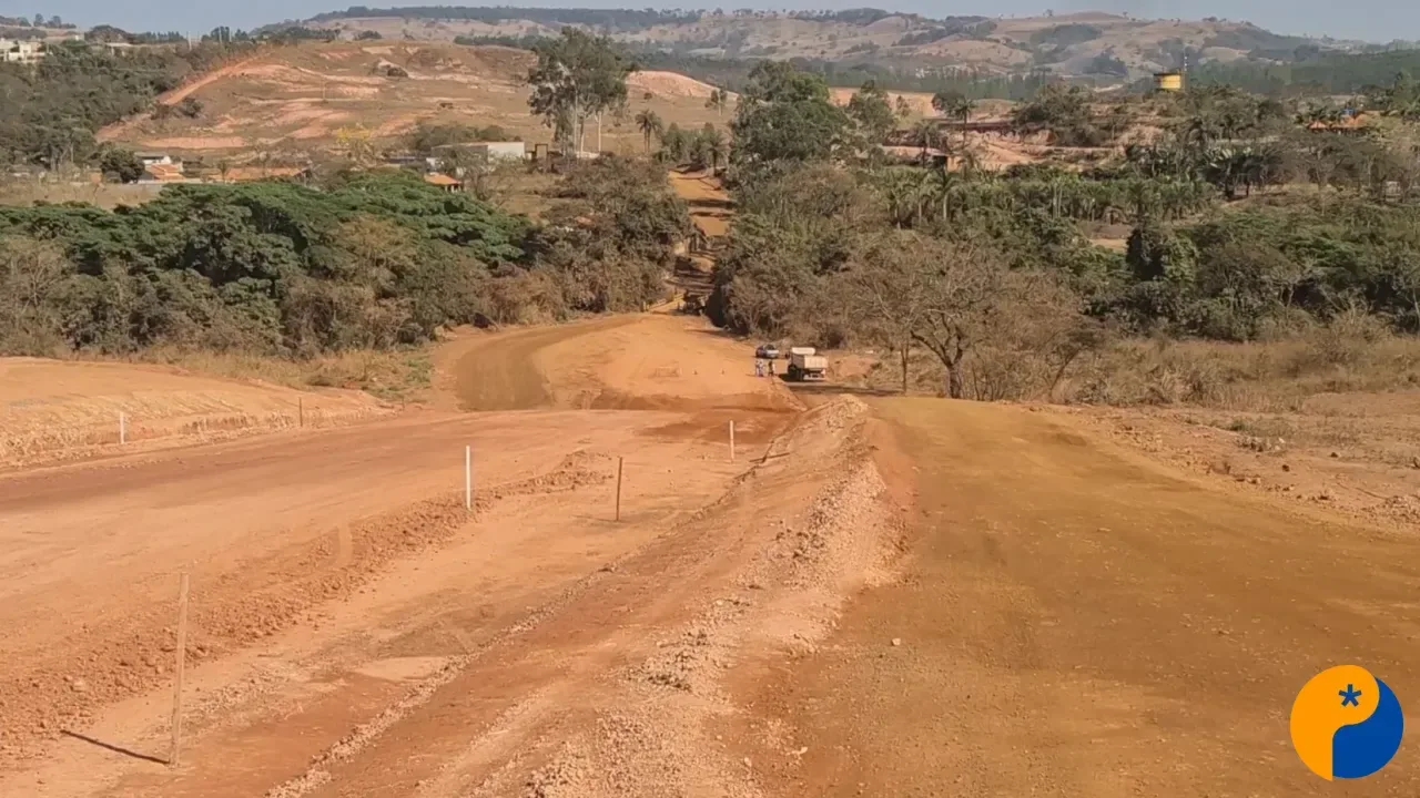Prefeitura de Patos de Minas explica andamento de obra após reclamações sobre estrada do aterro sanitário