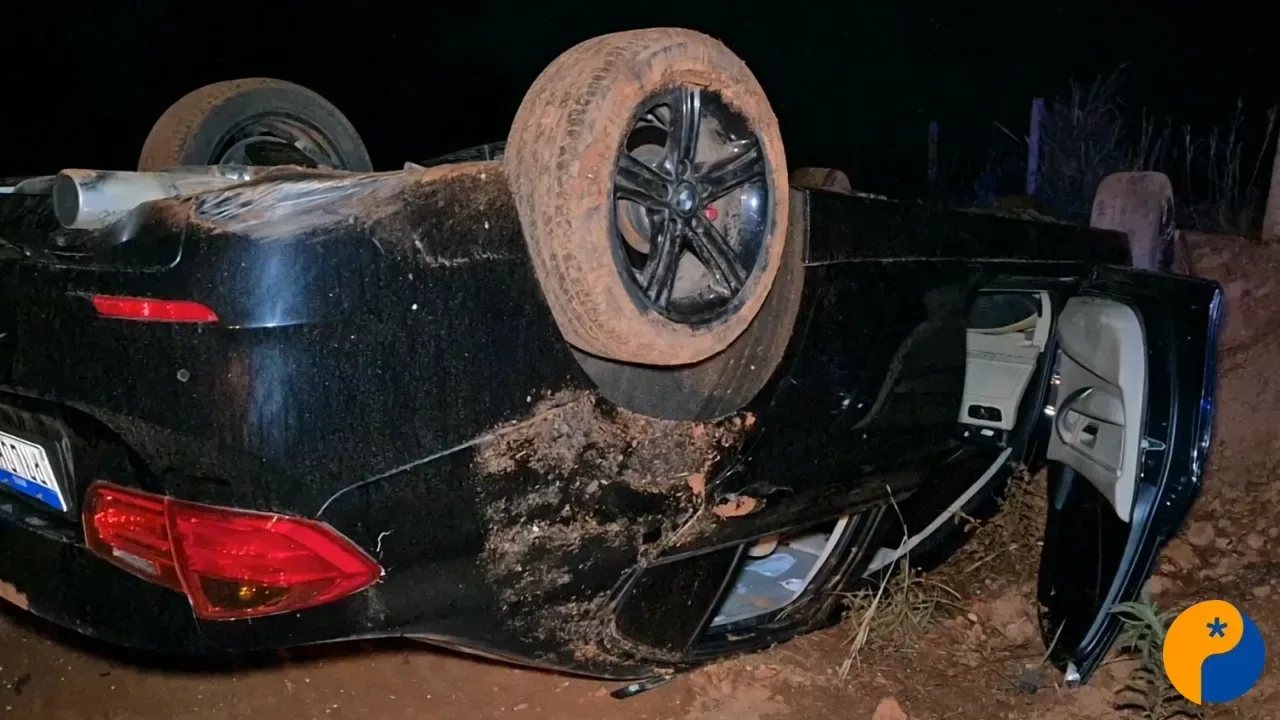 BMW capota em rodovia de acesso ao distrito de Alagoas; motorista não é encontrado no local