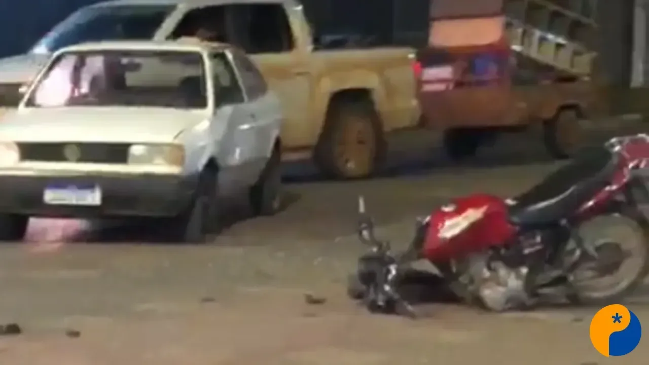 Vídeo: motociclista de 19 anos é arremessado após colisão com carro no bairro Brasil