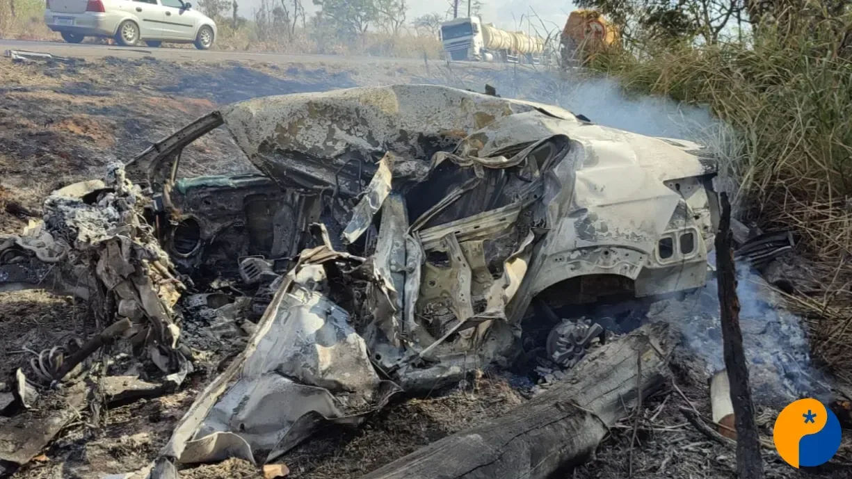 Motorista morre após carro invadir contramão e bater de frente com caminhão na BR-262