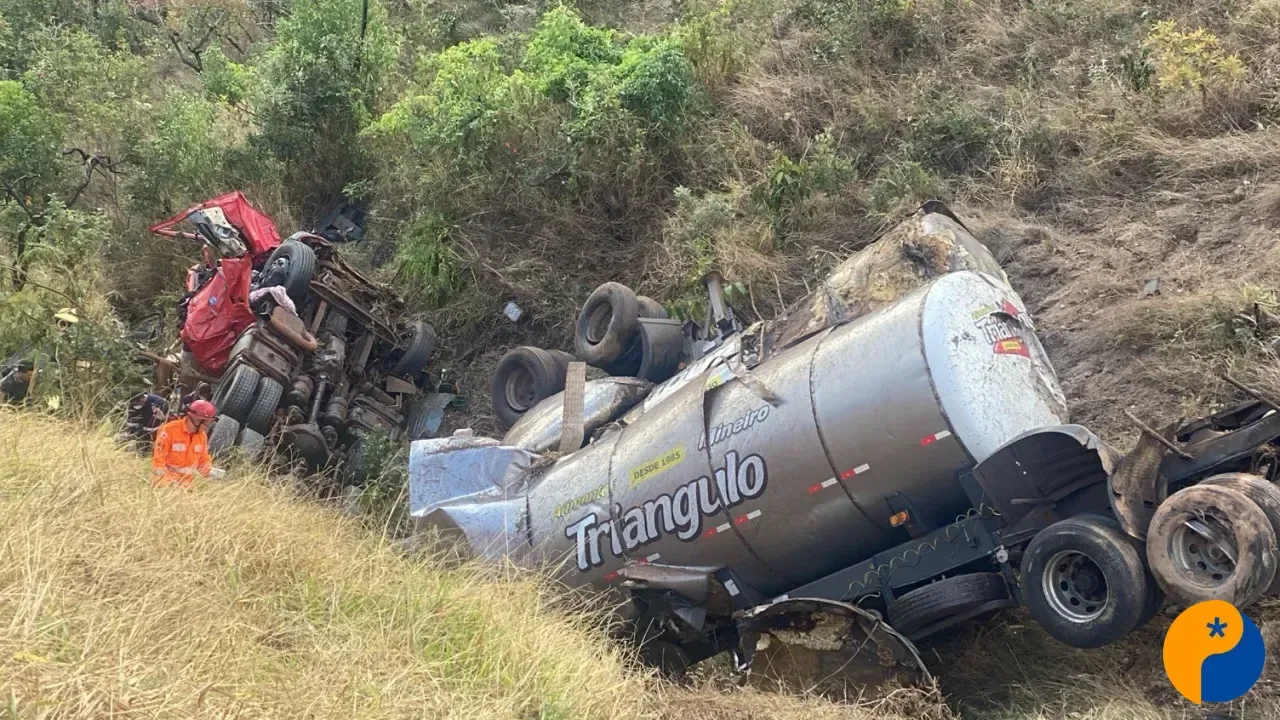 Carreta despenca em ribanceira de 50 metros e deixa dois feridos na MG-230, em Serra do Salitre 