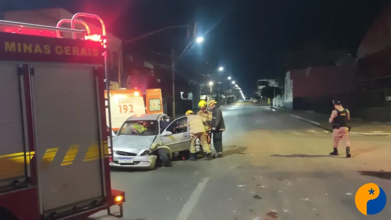 Caminhonete avança sinal vermelho e colide com carro em cruzamento; motorista foge do local