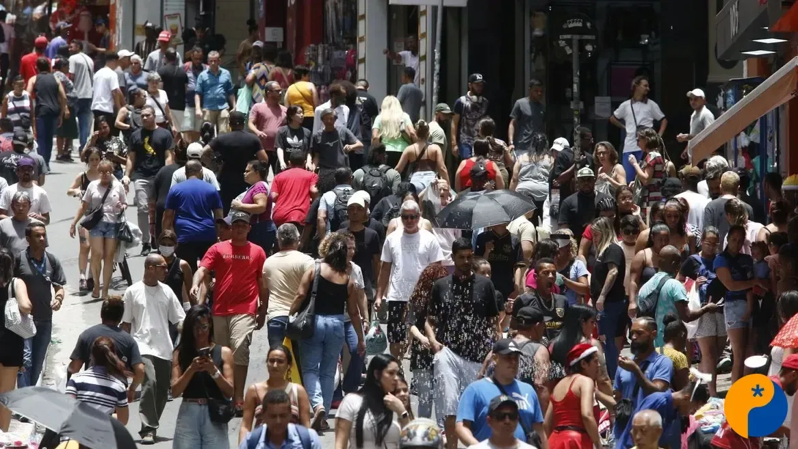 População do Brasil chega a 214,2 milhões, mas crescimento desacelera, aponta IBGE