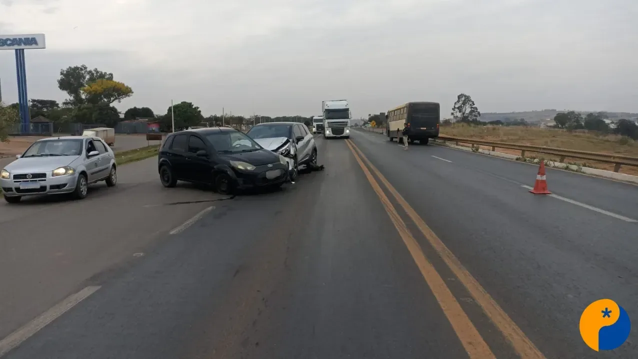 Motorista faz retorno proibido, colide contra carro e foge na BR-365, em Patos de Minas