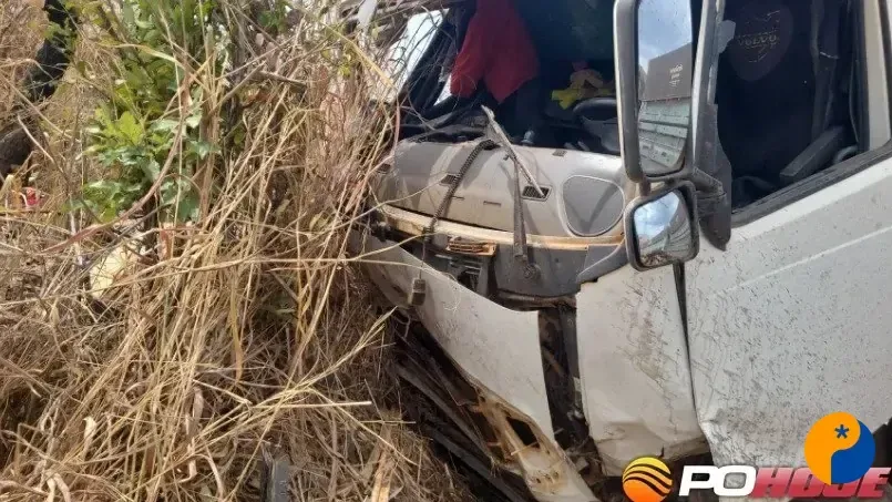 Motorista fica gravemente ferido após caminhão com dois semirreboques bater em barranco na MG-410