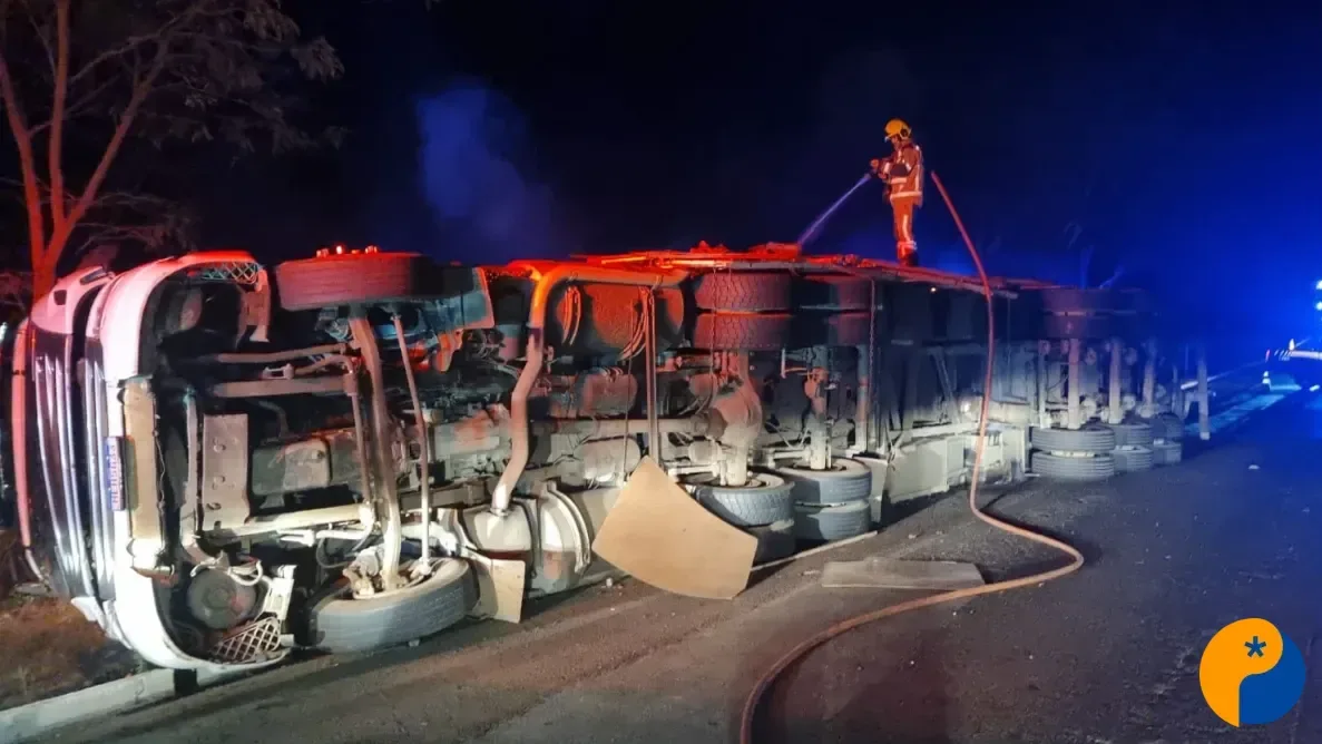 Carreta carregada com estopa de algodão tomba na BR-365 e carga pega fogo