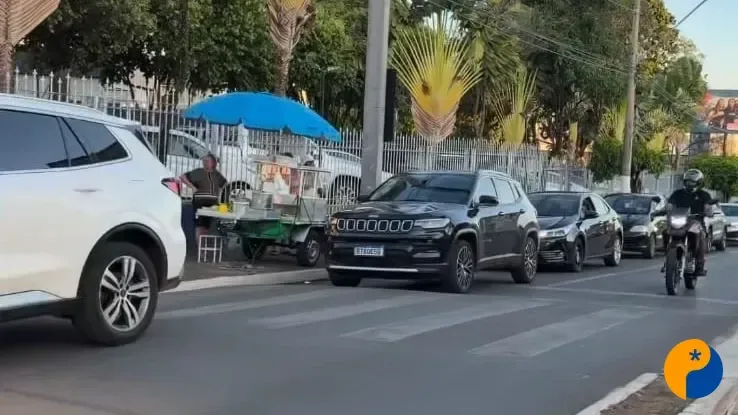 Motoristas denunciam descumprimento de proibição de parada na Rua Major Gote