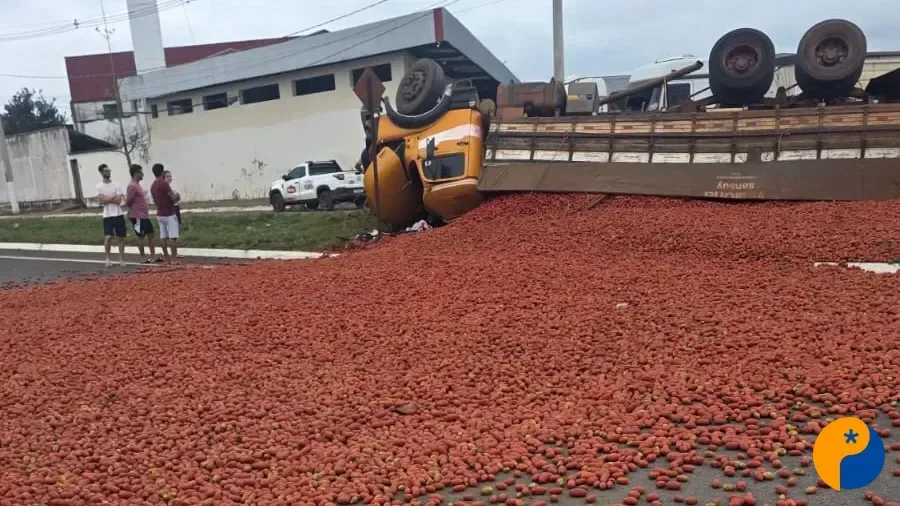 Caminhão carregado com tomates tomba na saída da BR-365, em Patos de Minas