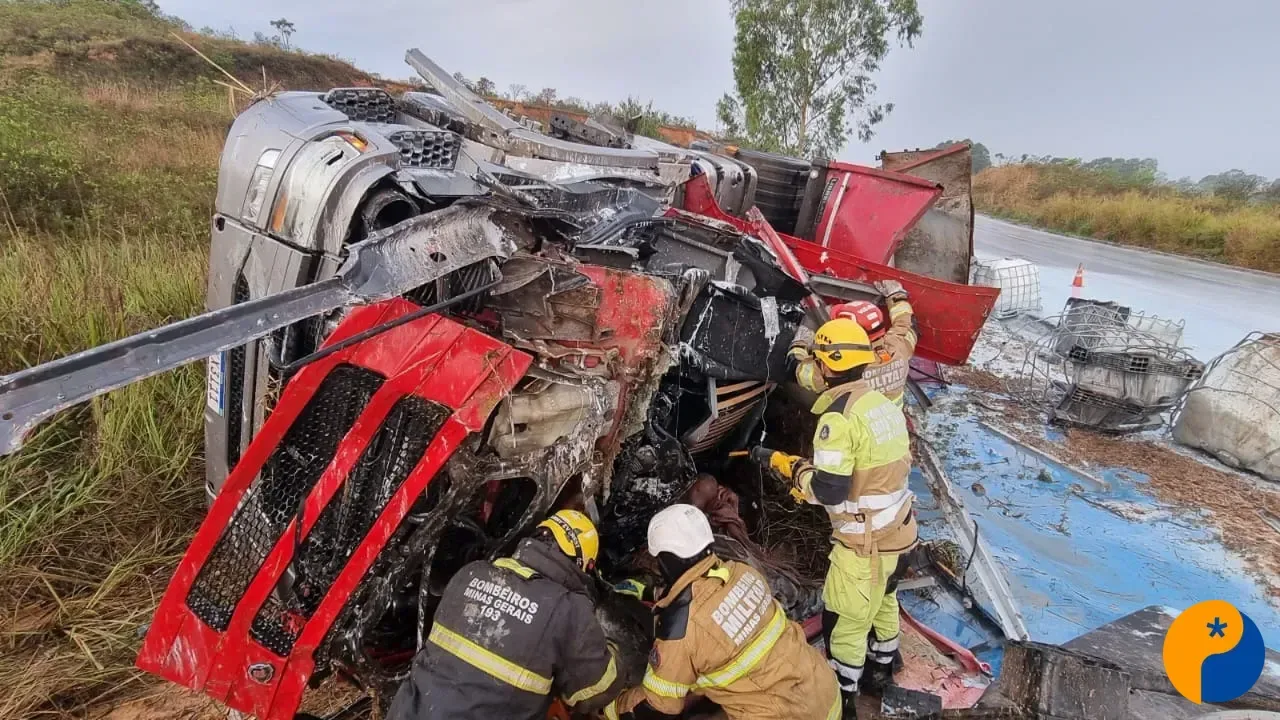Homem fica preso às ferragens após caminhão tombar próximo ao trevo de Santana de Patos