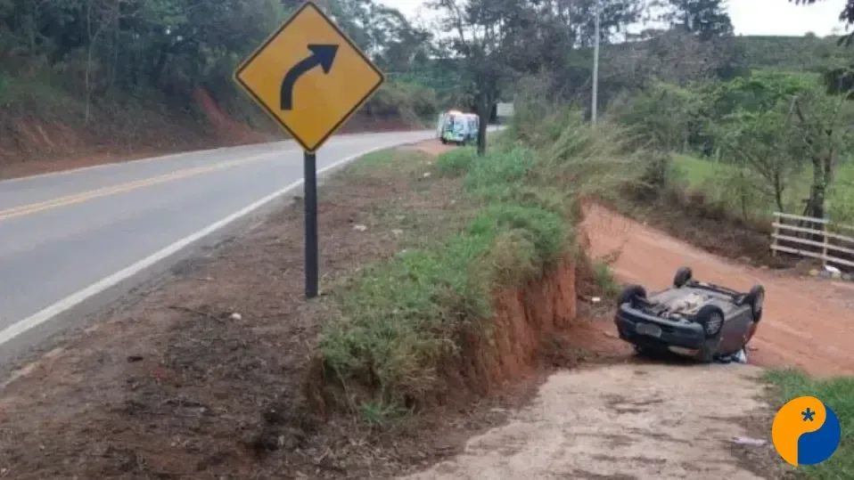 Criança de 10 anos fica ferida após carro sair da pista e capotar