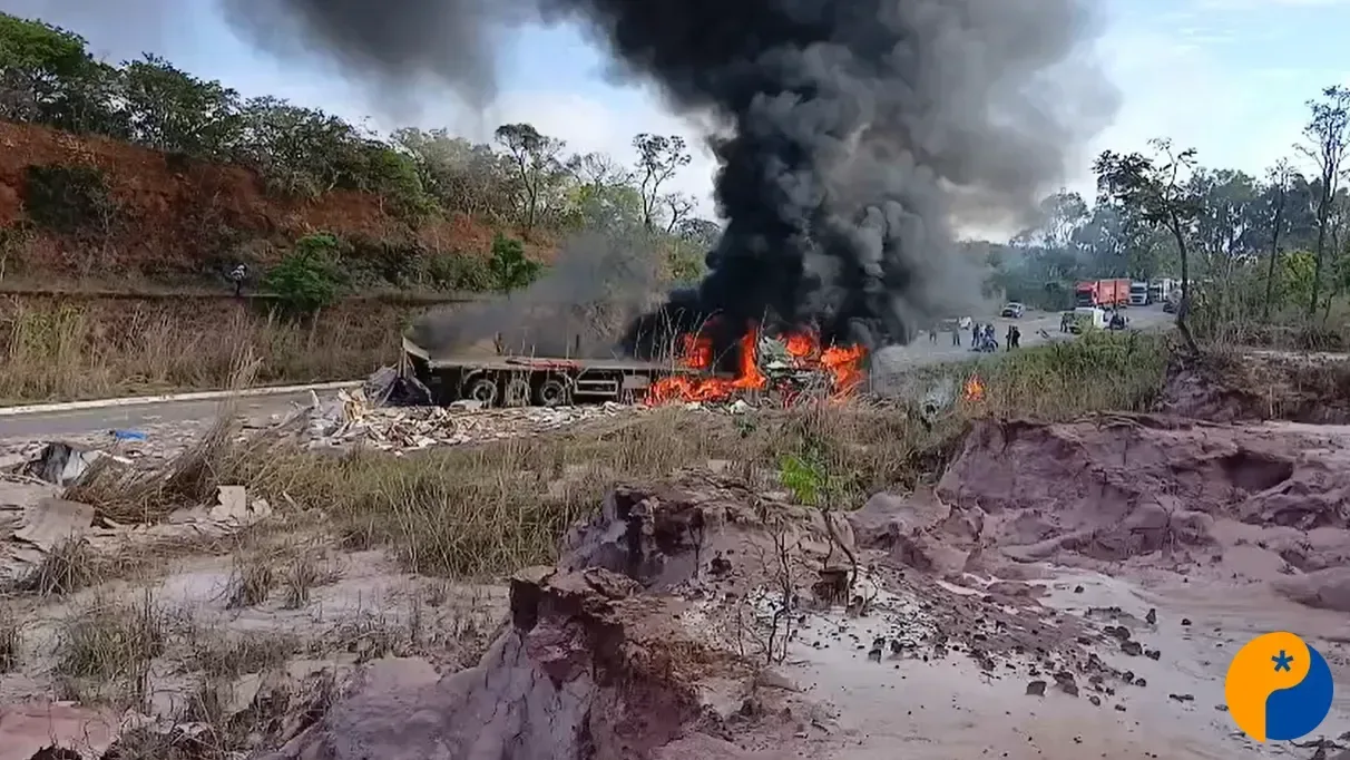 Caminhão carregado com cerâmica pega fogo e interdita BR-365, em João Pinheiro