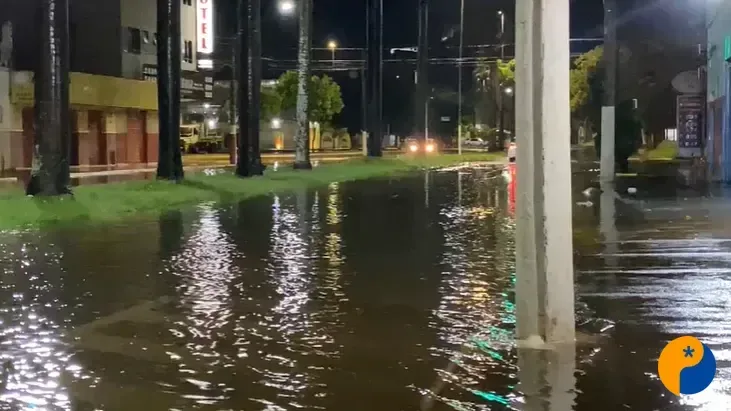 Chuva forte alaga ruas e transforma vias em pontos de risco em Patos de Minas