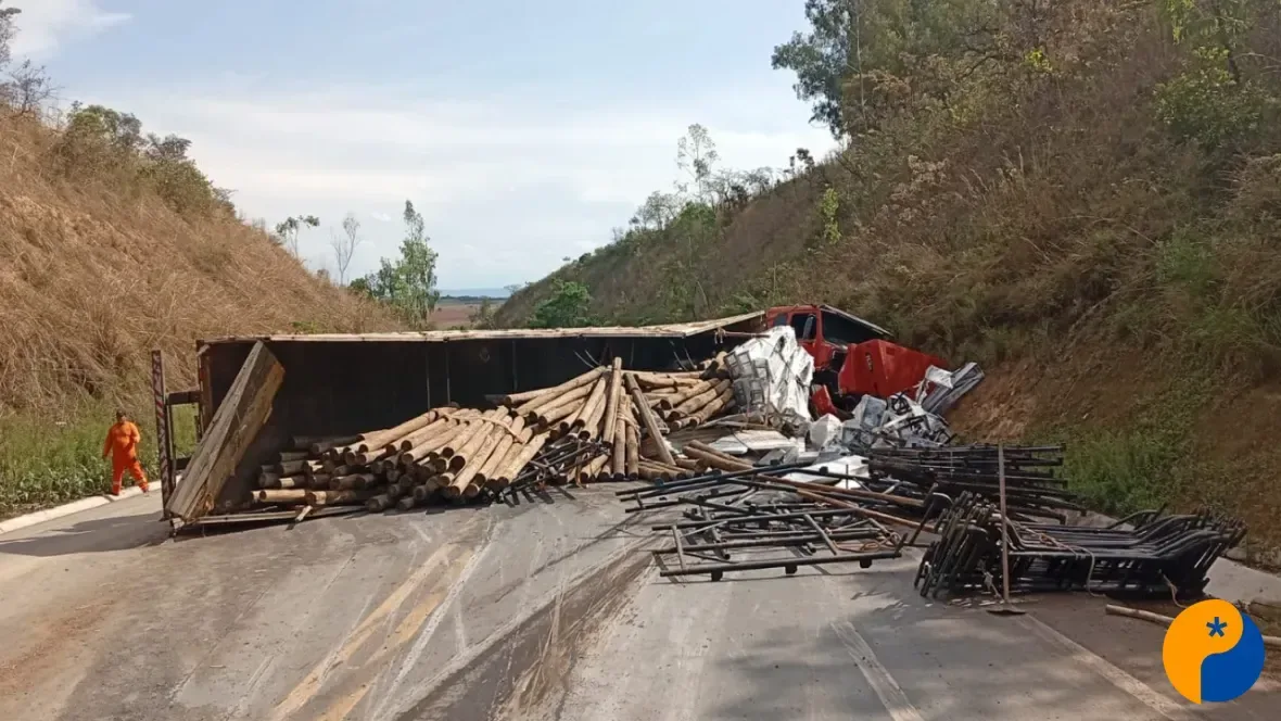 Veículo de carga tomba e interdita faixa da BR-365 em Patos de Minas