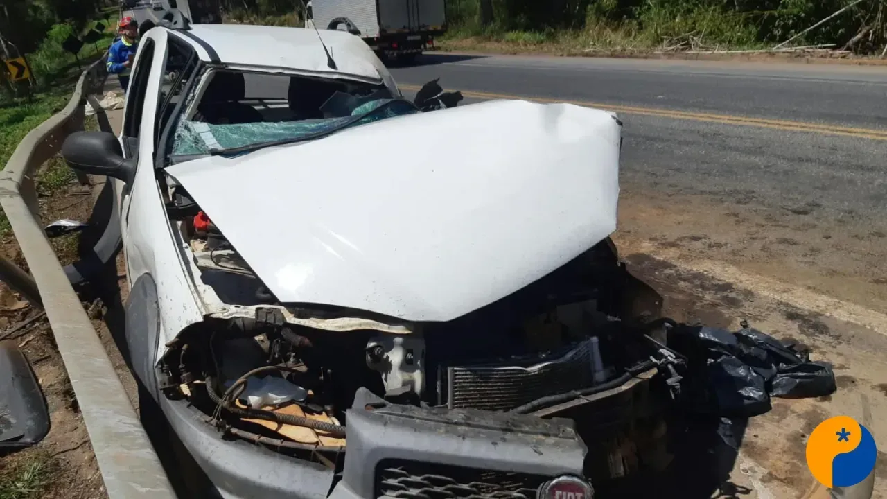 Jovem morre após colisão entre caminhonete e carreta na BR-262, em Campos Altos