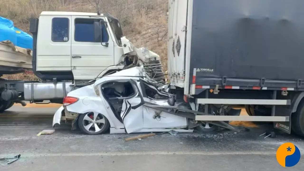 Família sobrevive após carro ser prensado entre carreta e caminhão na BR-251