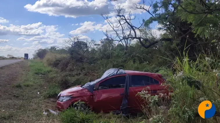 Mulher de 66 anos morre após colisão entre carro e carreta na BR-262, em Campos Altos