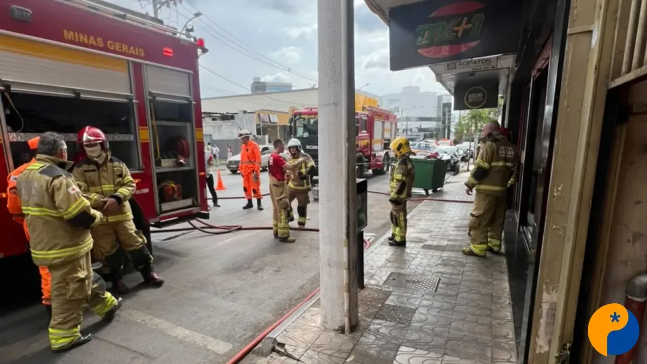 Fogo em cozinha de hamburgueria mobiliza bombeiros no Centro de Patos de Minas 