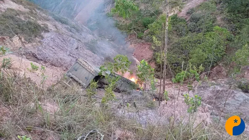 Caminhão sai da pista, cai em ribanceira e pega fogo na BR-262, em Campos Altos 