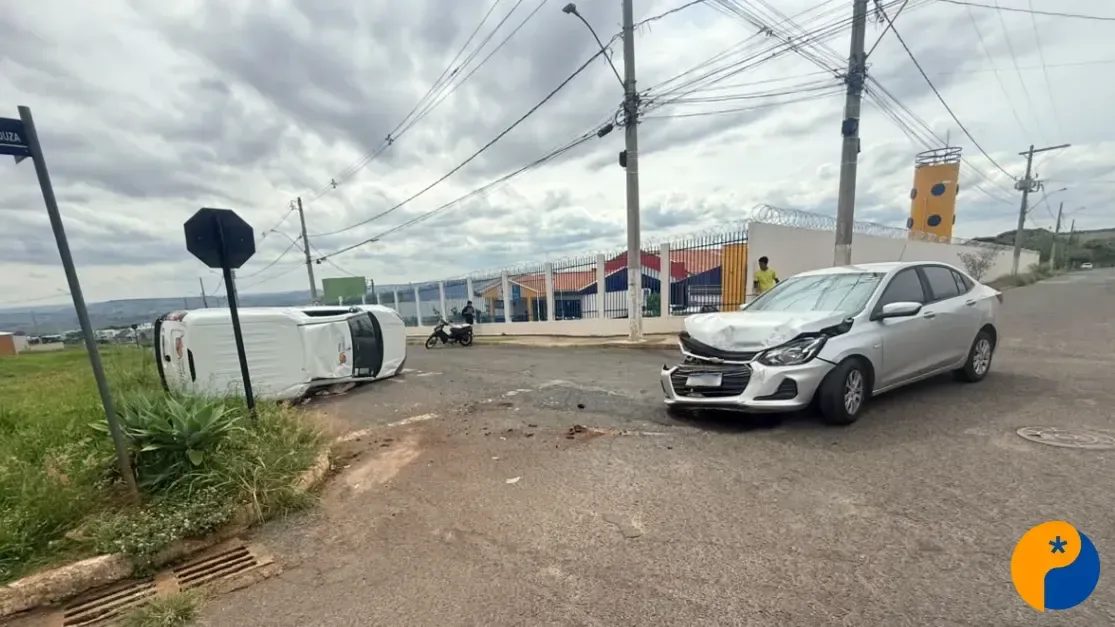 Avanço de parada obrigatória causa colisão e capotamento no Alto Limoeiro