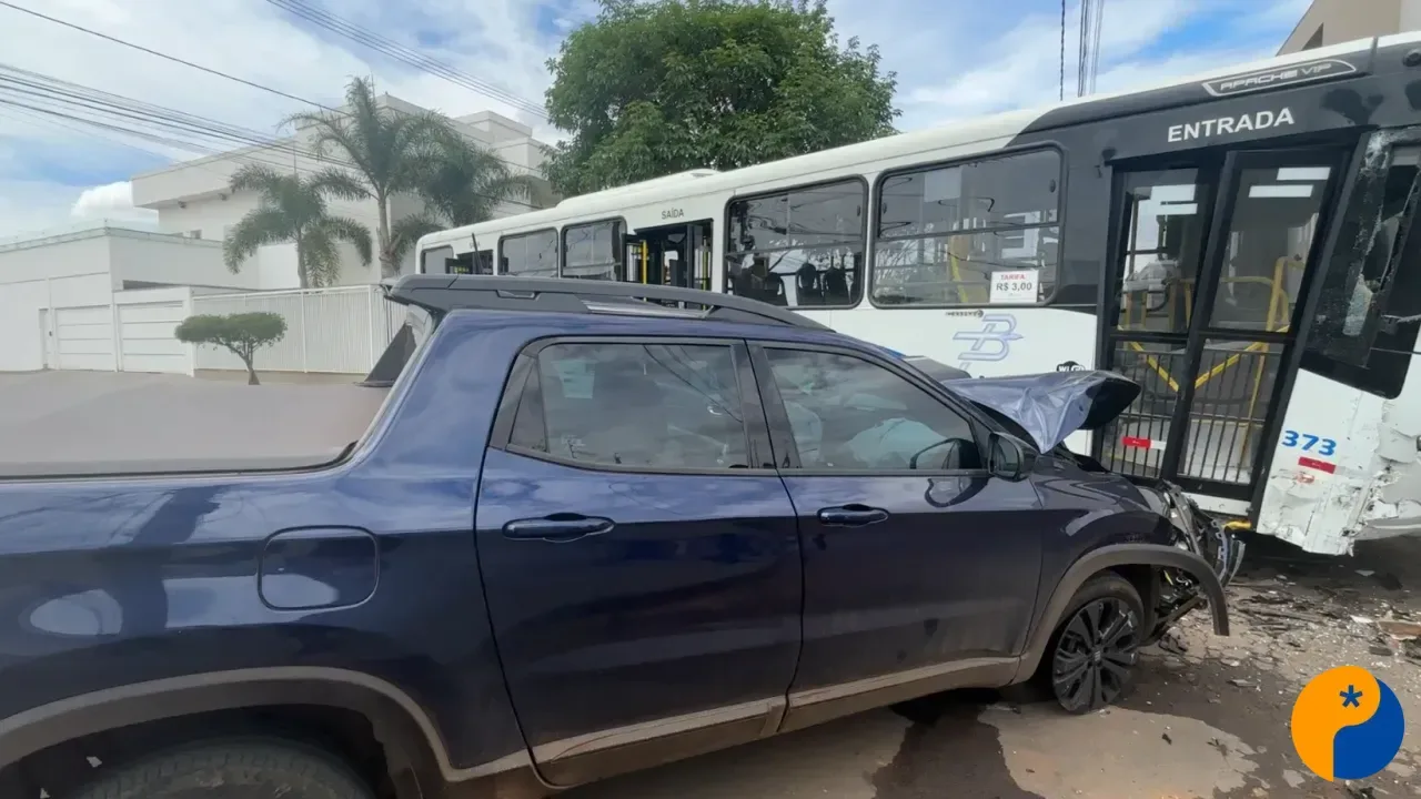 Vídeo: ônibus com 30 passageiros se envolve em acidente no bairro Copacabana