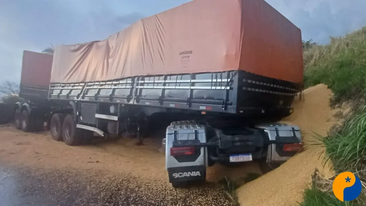 Colisão entre duas carretas carregadas com milho e fertilizante causa transtornos na BR-354