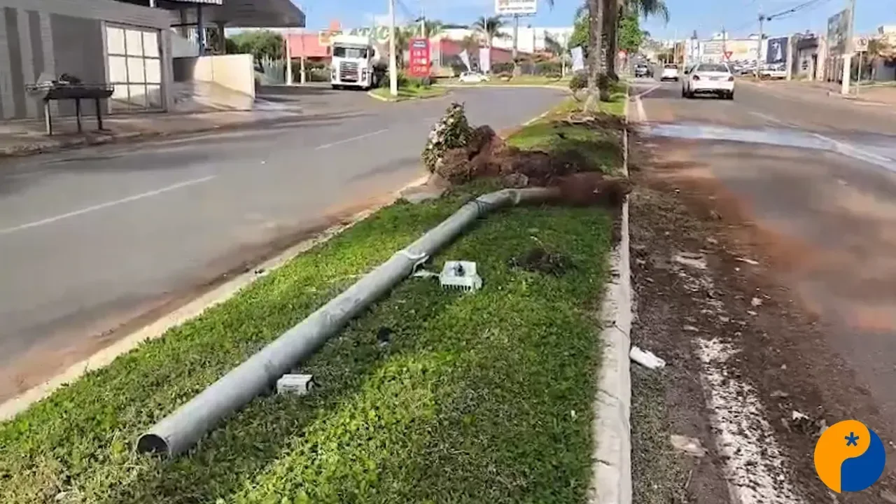 Caminhonete derrapa em pista molhada, derruba postes e destrói vaso na Avenida Marabá