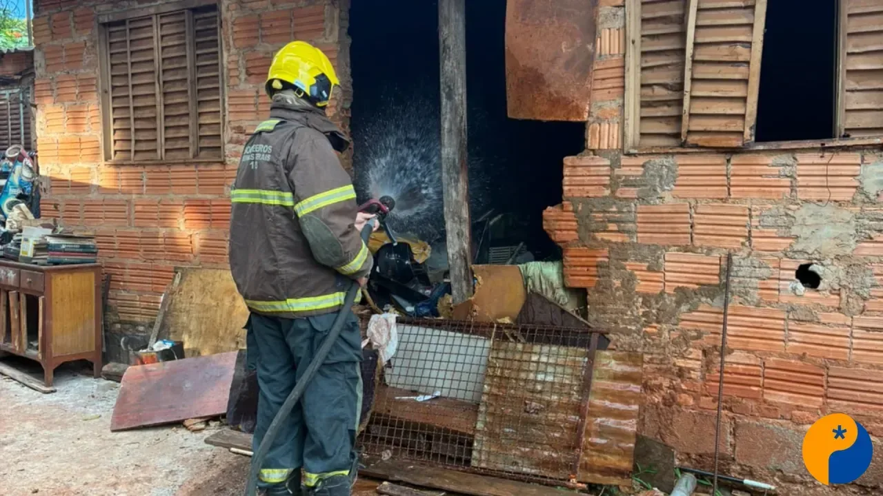 Homem é contido pela Polícia Militar após colocar fogo na própria casa em Patos de Minas