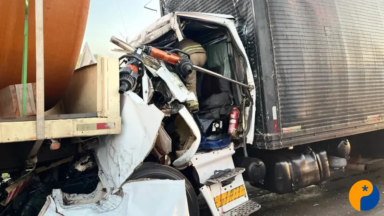 Colisão entre dois caminhões deixa motorista preso às ferragens na BR-365