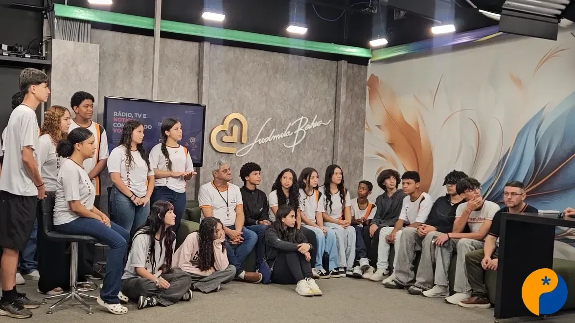 Alunos da Escola Abner Afonso conhecem bastidores da NTV em visita técnica